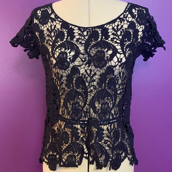 Tops - Mesmerizing black lace shirt sleeve top